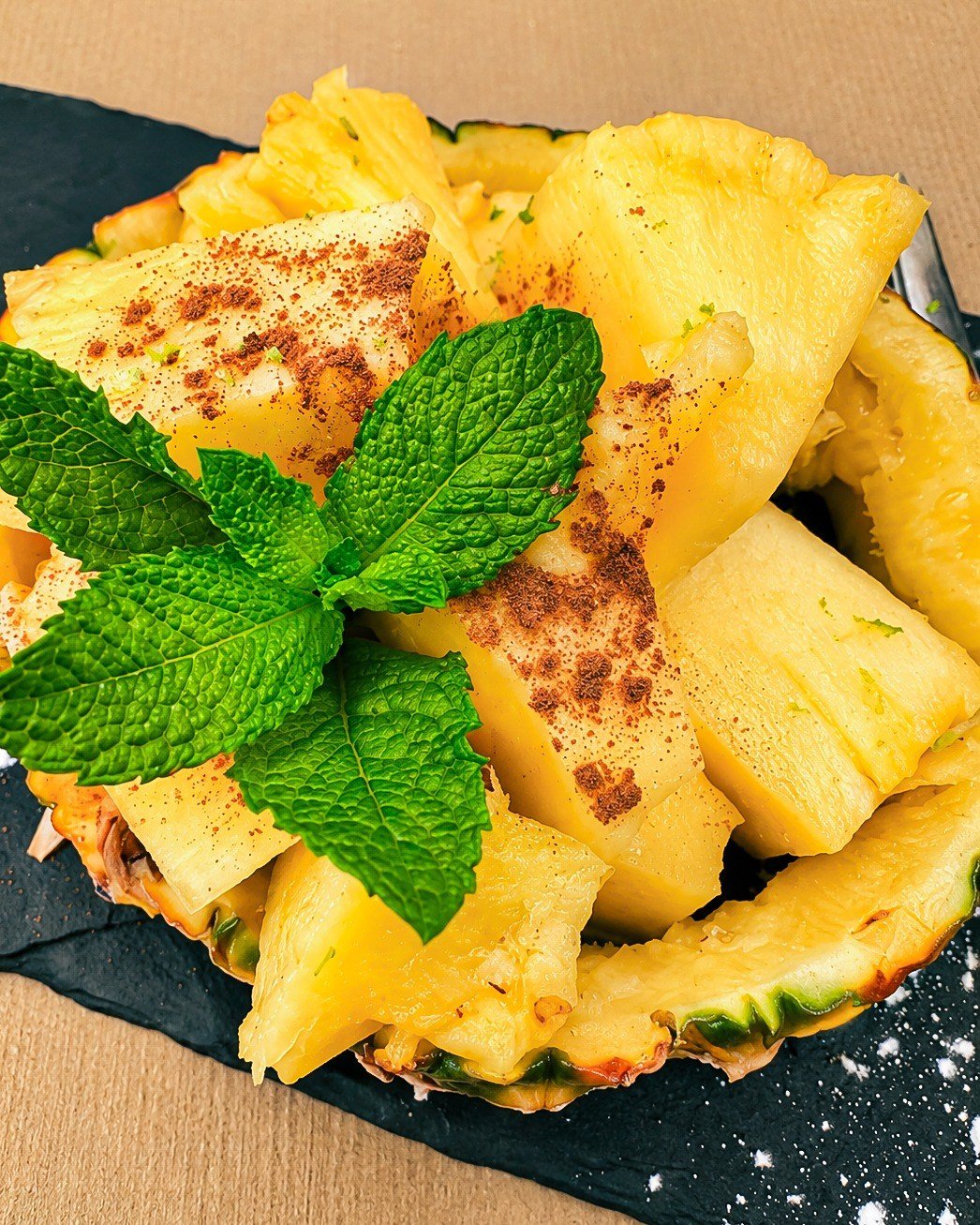 Sobremesa de fruta servida num prato