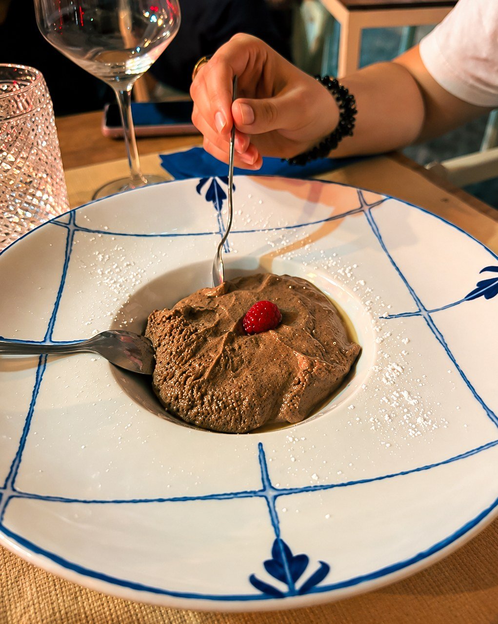 Mousse de chocolate numa taça, vista de perto