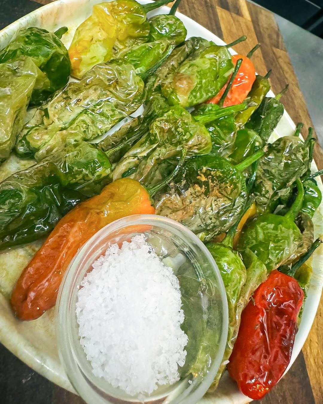 Pimentos padrón servidos num prato, vistos de perto